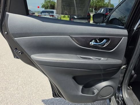 Used 2019 Nissan Rogue SV w/ Premium Package AWD/4WD image 14