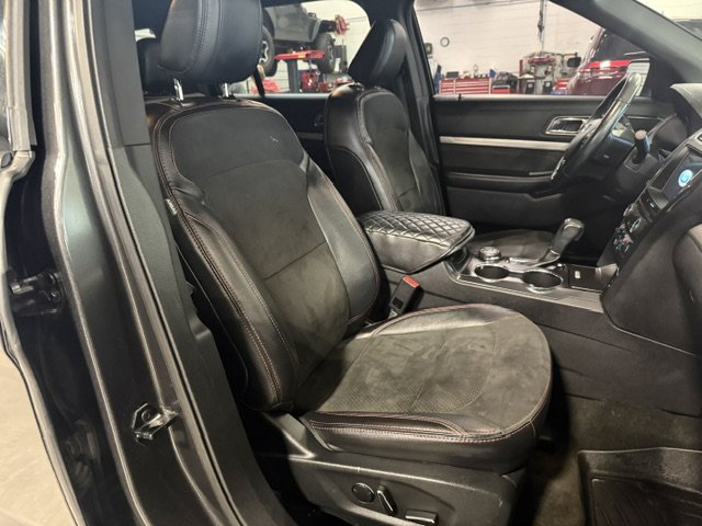 Used 2018 Ford Explorer XLT w/ XLT Appearance Package AWD/4WD image 9