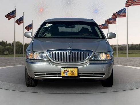 Used 2009 Lincoln Town Car Signature Limited image 3