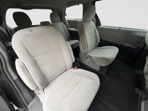 Used 2017 Toyota Sienna LE AWD/4WD image 19