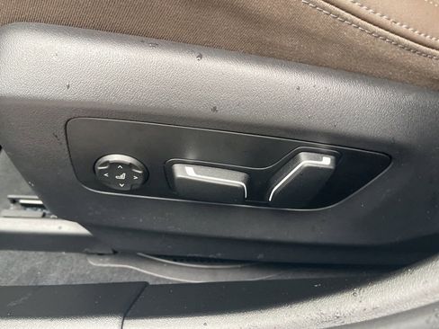 Used 2025 BMW 530i xDrive w/ Premium Package image 21