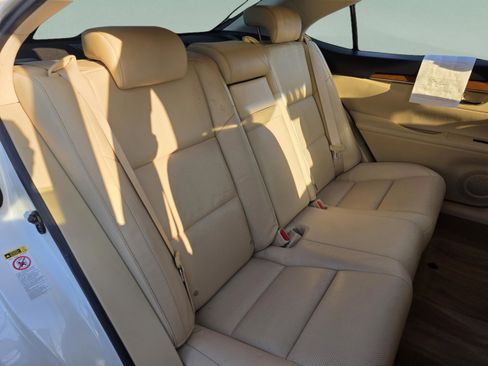 Used 2015 Lexus ES 300h w/ Navigation System Package image 29