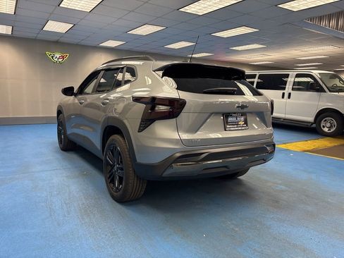Used 2024 Chevrolet Trax ACTIV w/ Sunroof Package FWD image 9