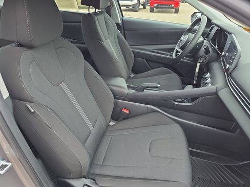 Used 2023 Hyundai Elantra SE w/ Winter Weather Package image 28