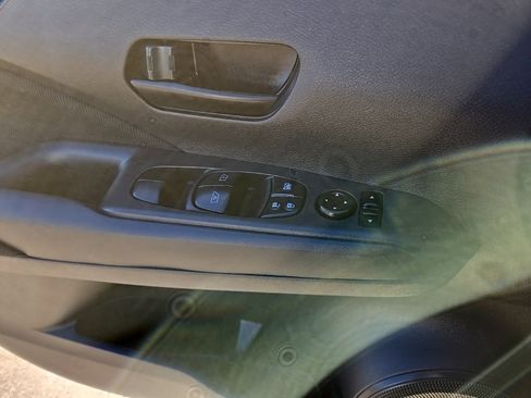 Used 2021 Nissan Kicks S image 34