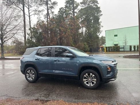 Used 2025 Chevrolet Equinox LT image 3