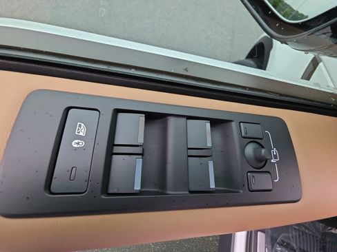 Used 2025 Land Rover Discovery Metropolitan Edition AWD/4WD image 29