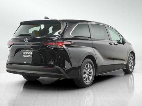 Used 2021 Toyota Sienna XLE AWD/4WD image 5