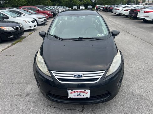 Used 2013 Ford Fiesta SE FWD image 2