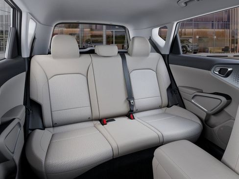 Used 2025 Kia Soul LX w/ LX Technology Package FWD image 16
