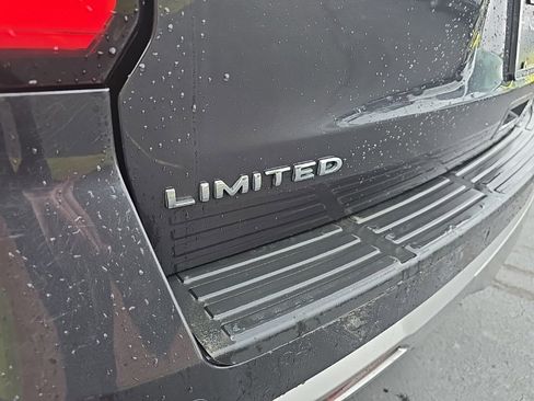 Used 2023 Ford Expedition Limited image 5