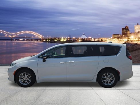 Used 2024 Chrysler Pacifica Touring-L FWD image 2