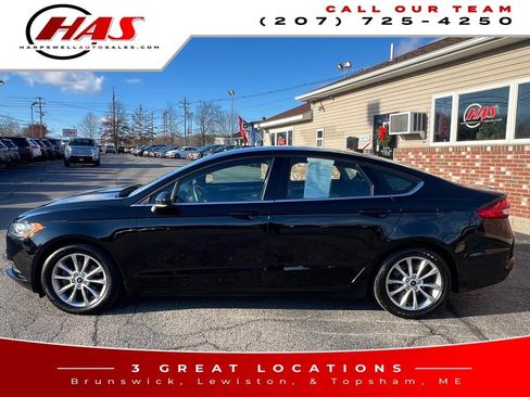 Used 2017 Ford Fusion SE w/ Fusion SE Technology Package image 3