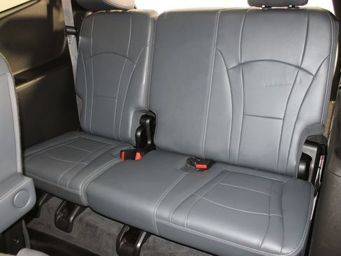 Used 2019 Buick Enclave Essence FWD image 17