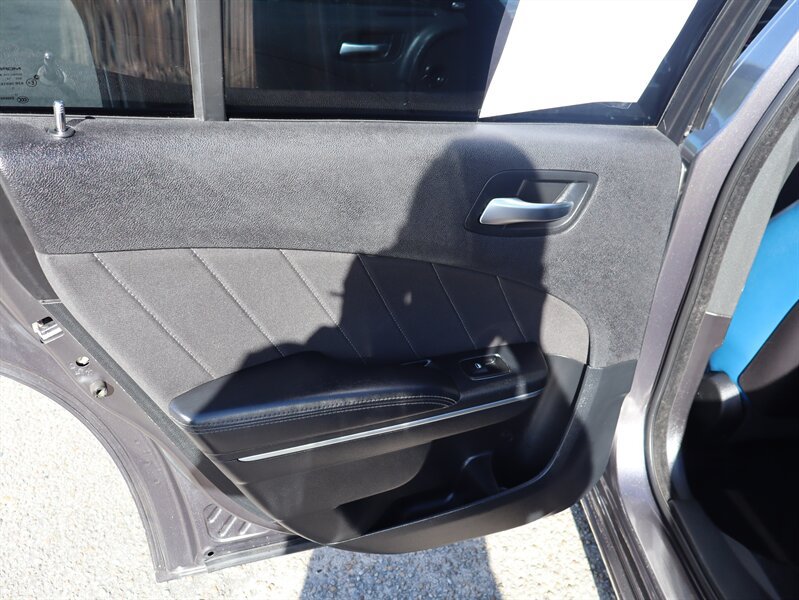 Used 2015 Dodge Charger SXT RWD image 17
