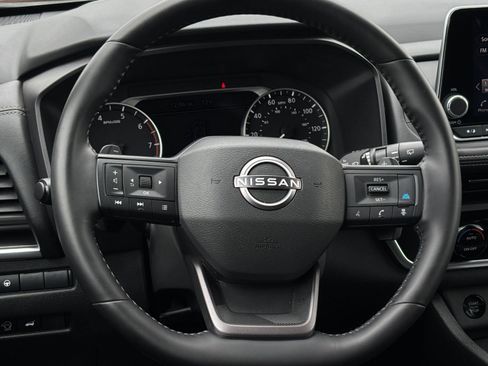 Used 2025 Nissan Rogue SV FWD image 30