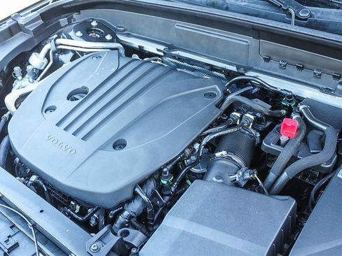 Used 2025 Volvo XC60 B5 Plus image 28