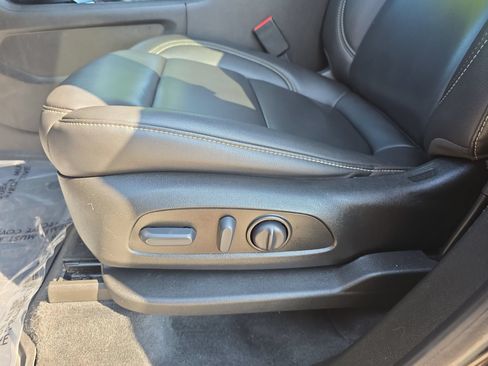 Used 2023 Chevrolet Traverse LT w/ LPO, Floor Liner Package FWD image 28