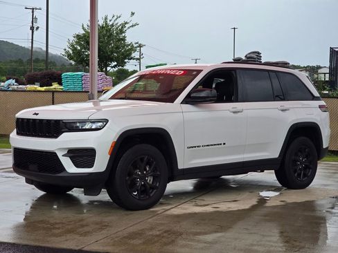 Used 2025 Jeep Grand Cherokee Altitude AWD/4WD image 1