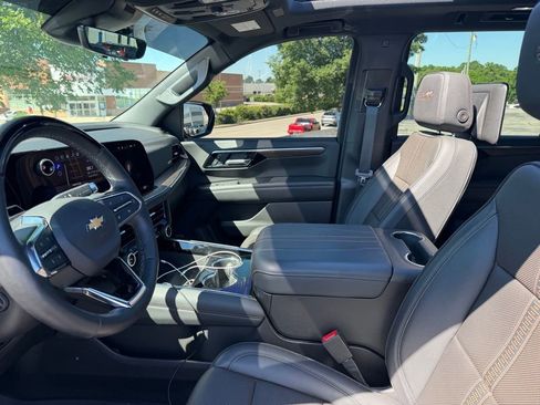 Used 2025 Chevrolet Suburban High Country AWD/4WD image 5
