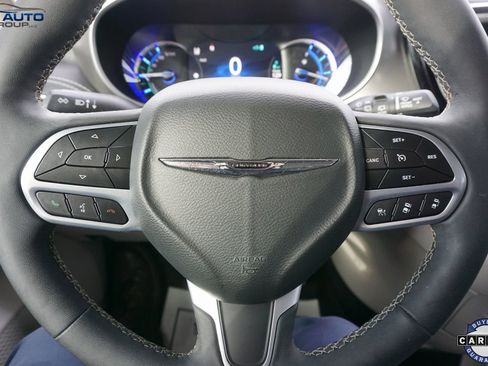 Used 2022 Chrysler Pacifica Touring-L image 41