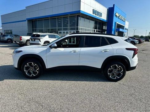 Used 2024 Chevrolet Trax LT FWD image 2