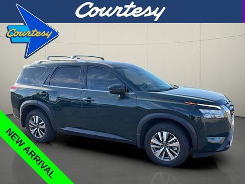Used 2025 Nissan Pathfinder SL FWD image 1