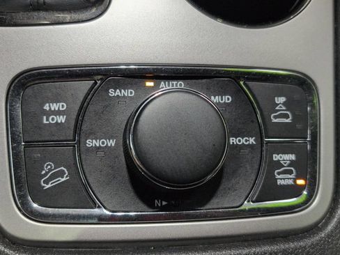Used 2018 Jeep Grand Cherokee Overland AWD/4WD image 16