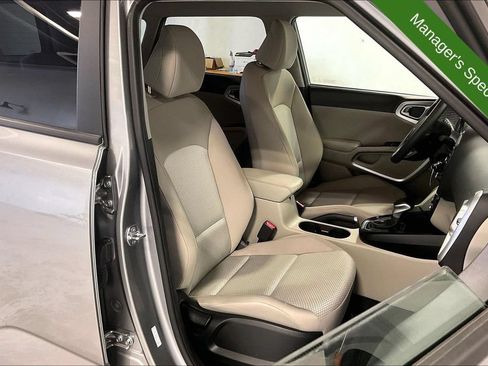 Used 2025 Kia Soul LX w/ LX Technology Package FWD image 9