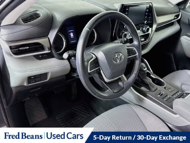 Used 2022 Toyota Highlander LE AWD/4WD image 16