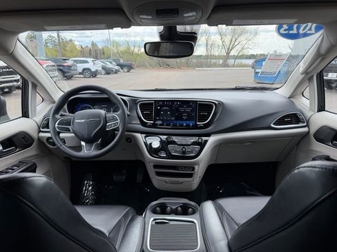 Used 2023 Chrysler Pacifica Touring-L FWD image 2