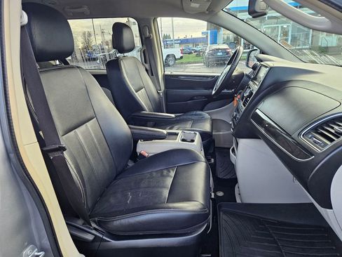 Used 2014 Chrysler Town & Country Touring image 38