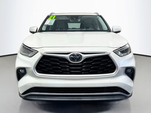 Used 2021 Toyota Highlander XLE FWD image 11
