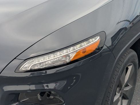Used 2017 Jeep Cherokee Latitude w/ Comfort/Convenience Group AWD/4WD image 13