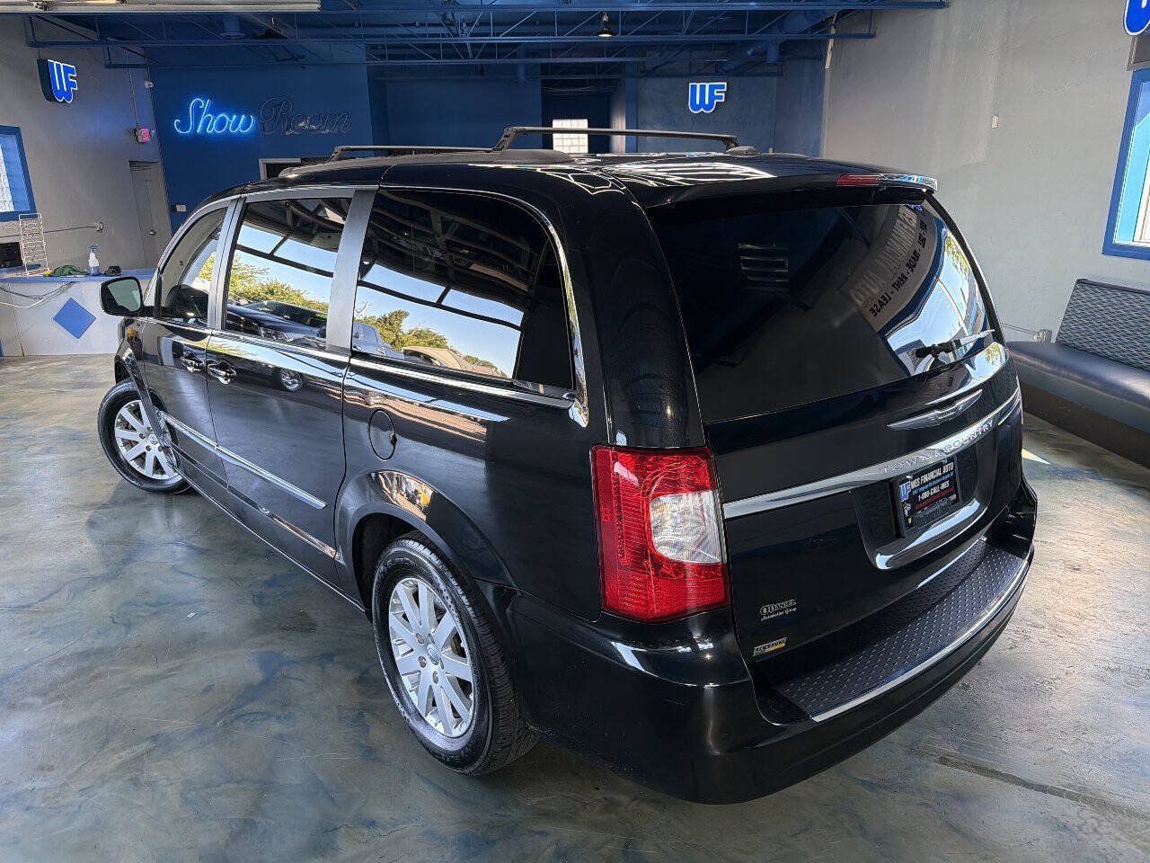 Used 2016 Chrysler Town & Country Touring FWD image 3