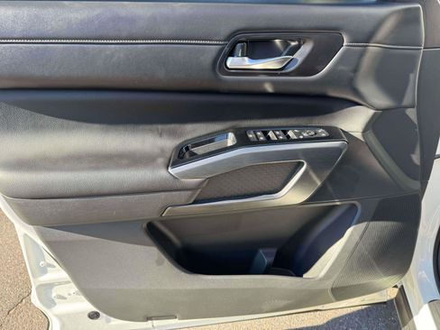 Used 2023 Nissan Pathfinder SL image 16