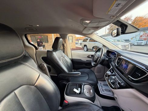 Used 2021 Chrysler Voyager Lxi image 12