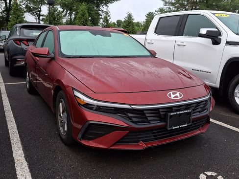 Used 2024 Hyundai Elantra SE FWD image 5