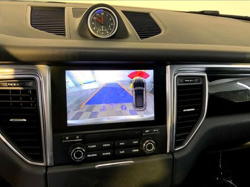 Certified 2018 Porsche Macan AWD/4WD image 31