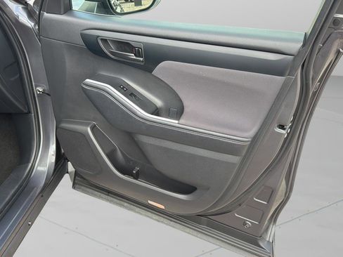 Used 2024 Toyota Highlander LE FWD image 9