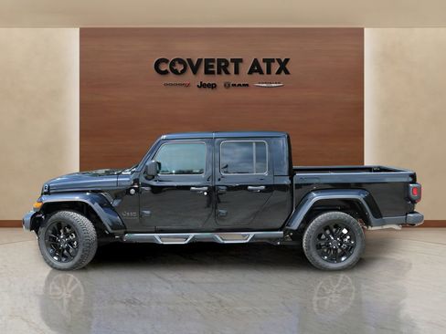 Used 2024 Jeep Gladiator Sport AWD/4WD image 2