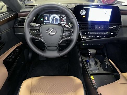 New 2025 Lexus ES 300h w/ Premium Package image 3