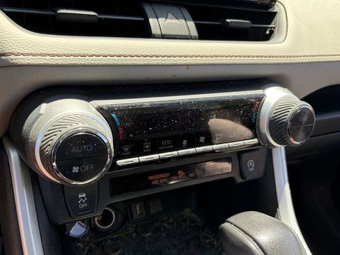 Used 2020 Toyota RAV4 XLE w/ Convenience Package FWD image 10