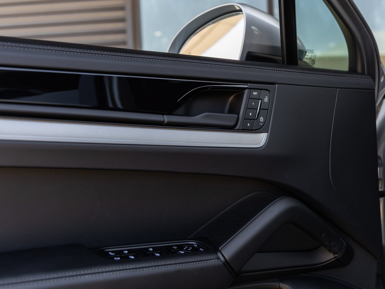 Certified 2025 Porsche Cayenne E-Hybrid Coupe AWD/4WD image 21