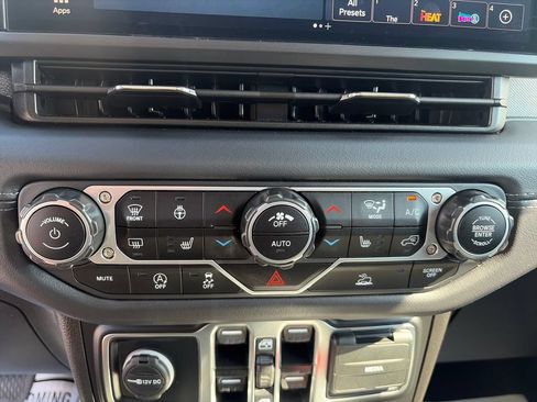 Used 2025 Jeep Wrangler Unlimited Sahara AWD/4WD image 18