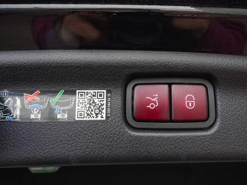 Used 2025 Mercedes-Benz C 300 4MATIC Sedan image 48