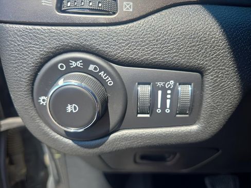 Used 2019 Jeep Cherokee Trailhawk w/ Cold Weather Group image 12