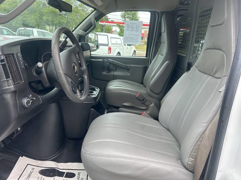 Used 2017 Chevrolet Express 2500 RWD image 10