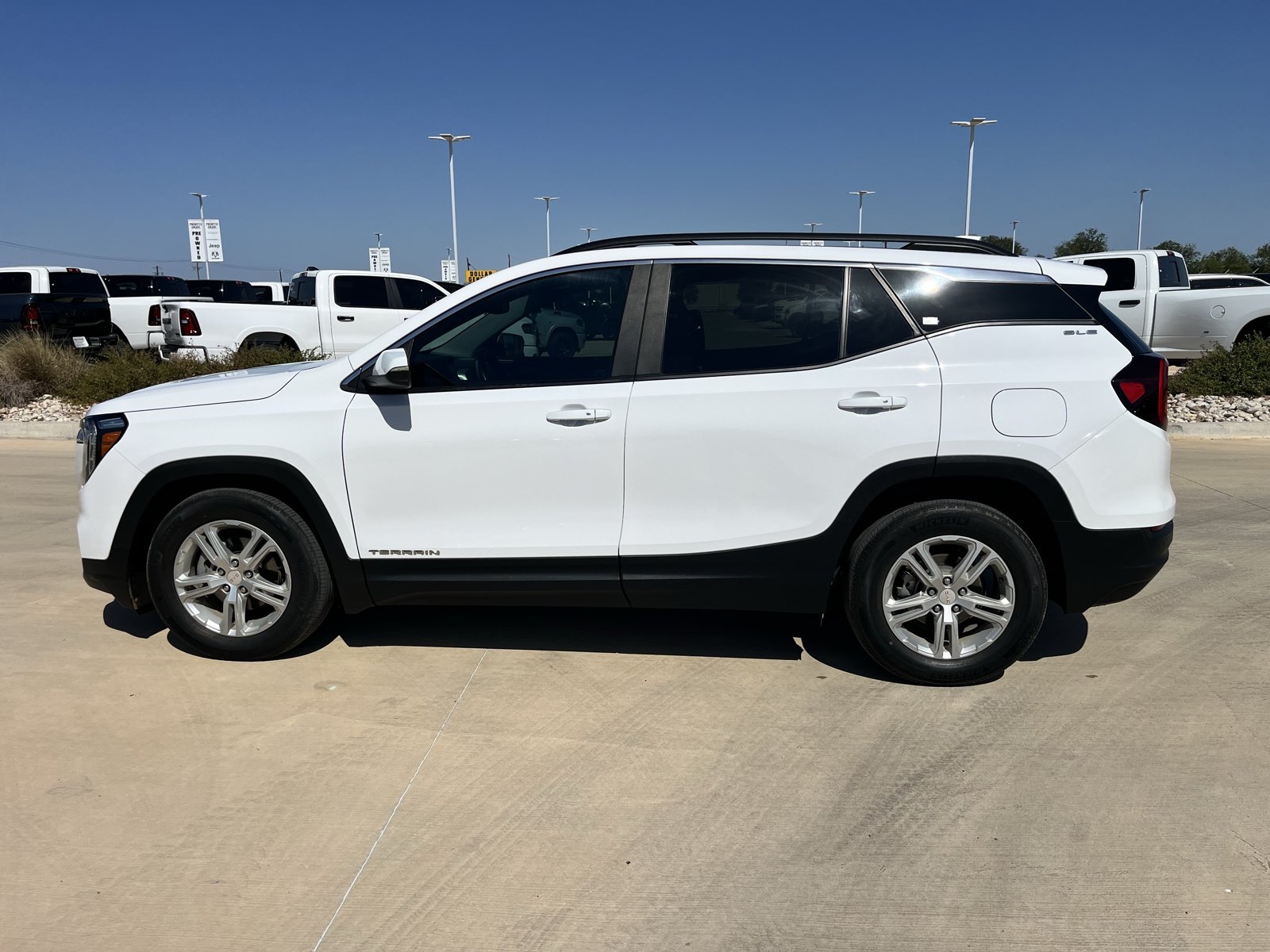 Used 2022 GMC Terrain SLE w/ Driver Convenience Package FWD image 6