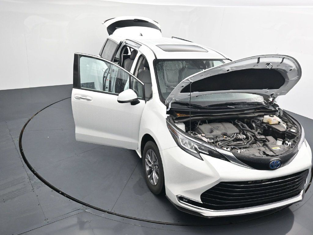 Used 2024 Toyota Sienna XLE FWD image 25